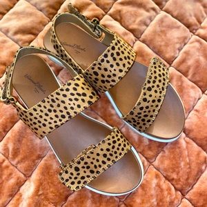 Universal thread brown women’s sandals NEW